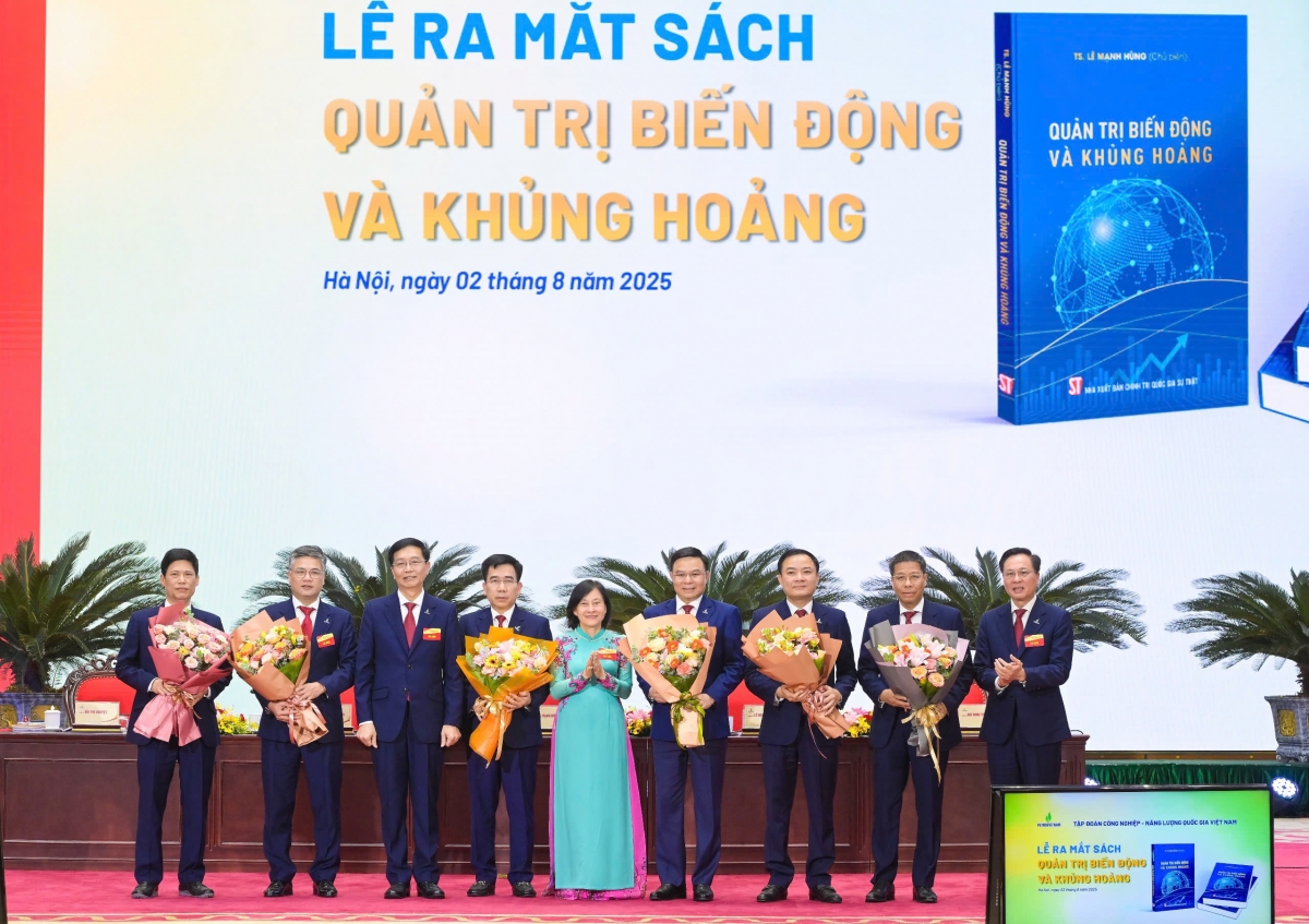 Các đồng chí trong Đoàn Chủ tịch Đại hội tặng hoa chúc mừng TS. Lê Mạnh Hùng và tập thể các tác giả