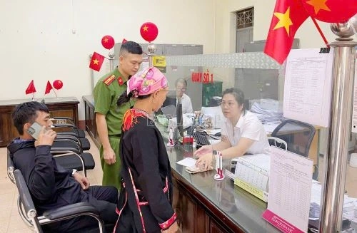 Khách hàng được cán bộ Agribank hỗ trợ kịp thời không bị mất tiền vì chiêu lừa “mua hàng giá rẻ - đặt cọc trước”