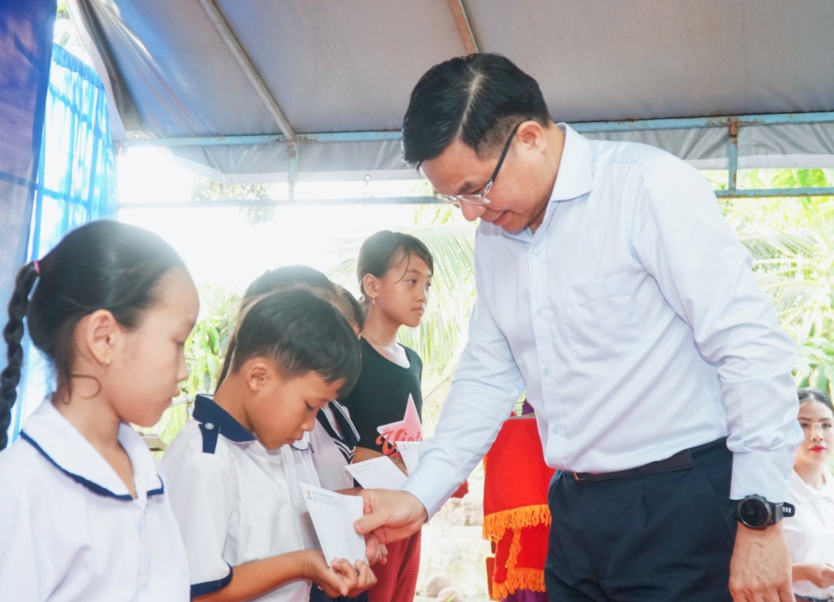 Chủ tịch HĐTV Petrovietnam Lê Mạnh Hùng trao quà động viên, khích lệ tinh thần học tập của các em học sinh tại Cà Mau