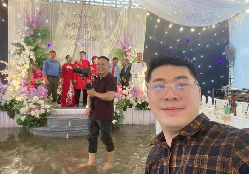 Bên trong rạp cưới nhà gái cũng bị ngập (Ảnh: NVCC)