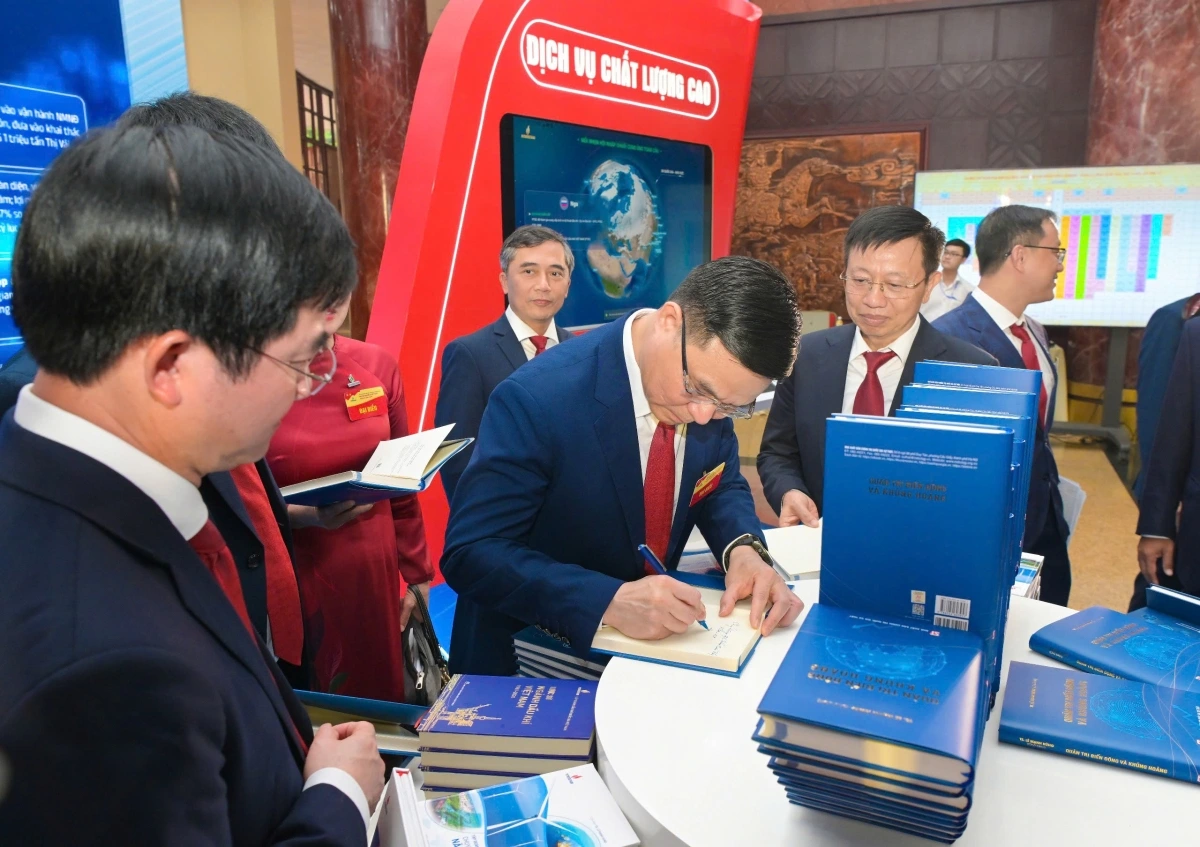 TS. Lê Mạnh Hùng ký tặng sách “Quản trị biến động và khủng hoảng” cho các đại biểu