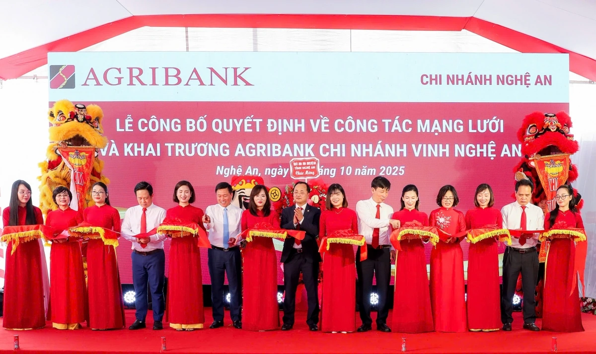 Đồng chí Tô Huy Vũ - Bí thư Đảng ủy, Chủ tịch HĐTV Agribank cùng các đại biểu cắt băng khai trương hoạt động của Agribank Chi nhánh Vinh Nghệ An