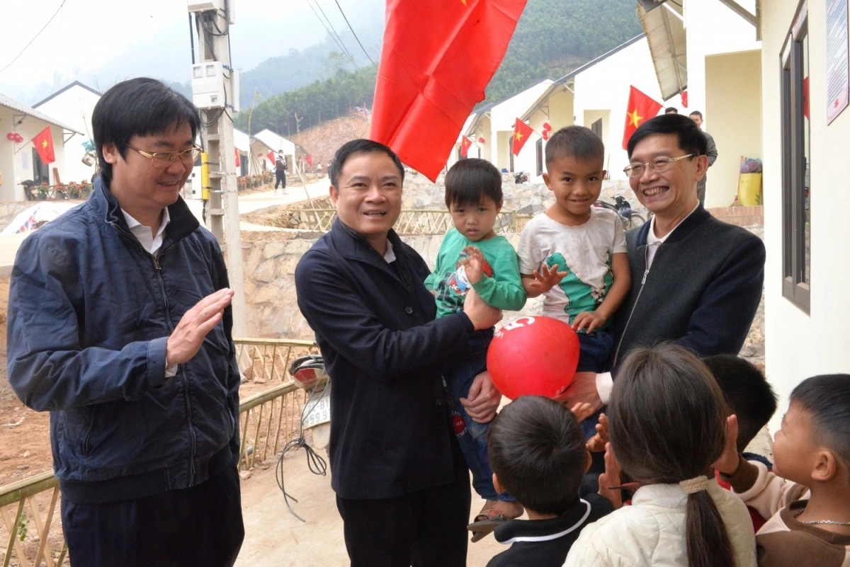 Lãnh đạo Petrovietnam với các em nhỏ thôn Kho Vàng
