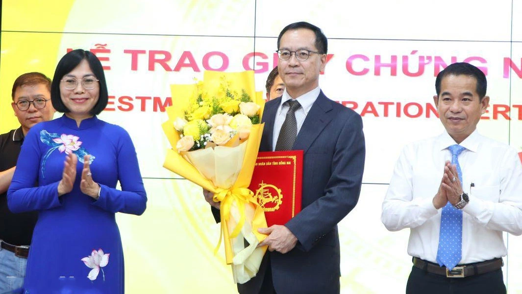 Ông Takao Matsui, Tổng Giám đốc Công ty TNHH SMC Manufaturing Việt Nam nhận giấy chứng nhận đầu tư giai đoạn mới (Báo Đồng Nai)