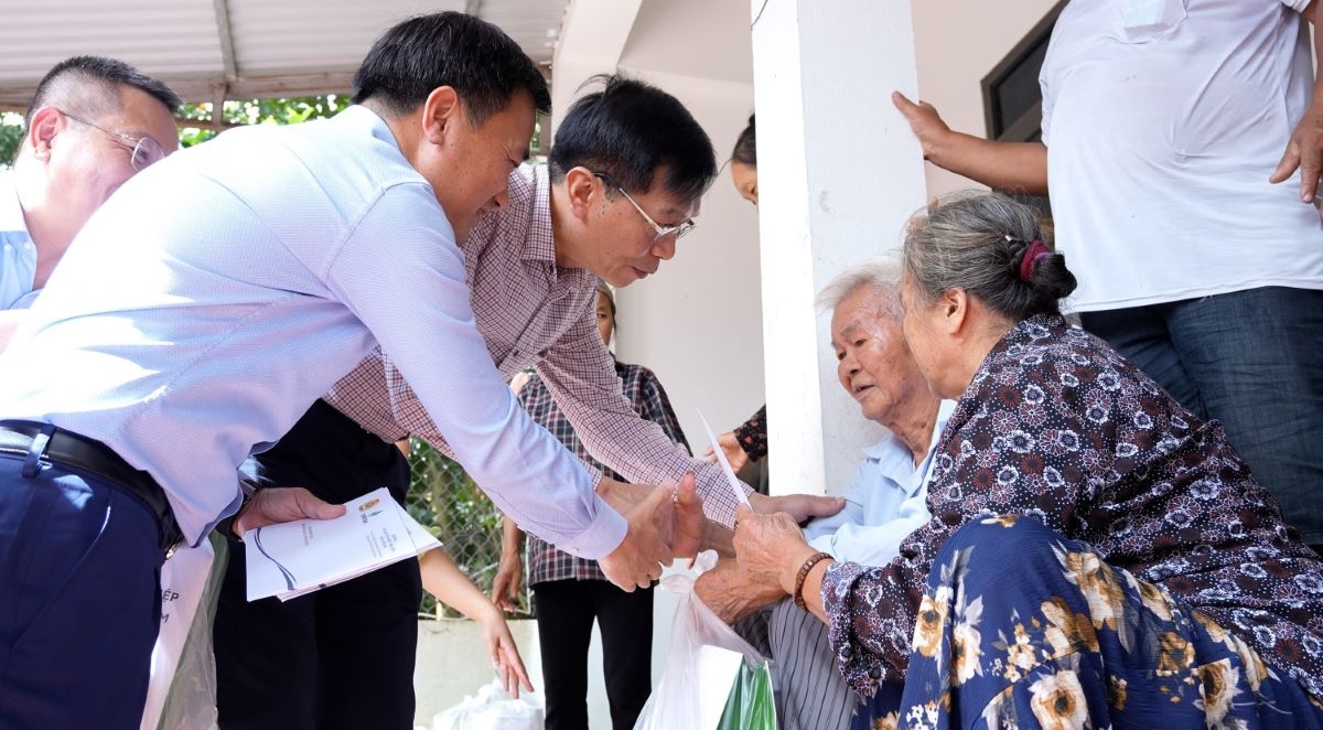 Đối với những hộ dân có hoàn cảnh đặc biệt, đoàn công tác Petrovietnam đã đến tận nơi nhằm trao quà hỗ trợ giúp bà con yên tâm sớm ổn định cuộc sống