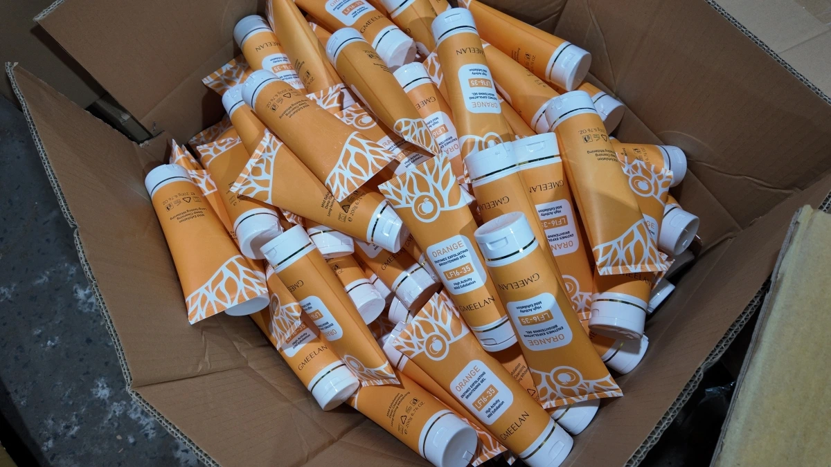 Tại hiện trường, lực lượng công an thu giữ hàng ngàn sản phẩm mỹ phẩm giả mang các thương hiệu nổi tiếng. (Ảnh: CACC)