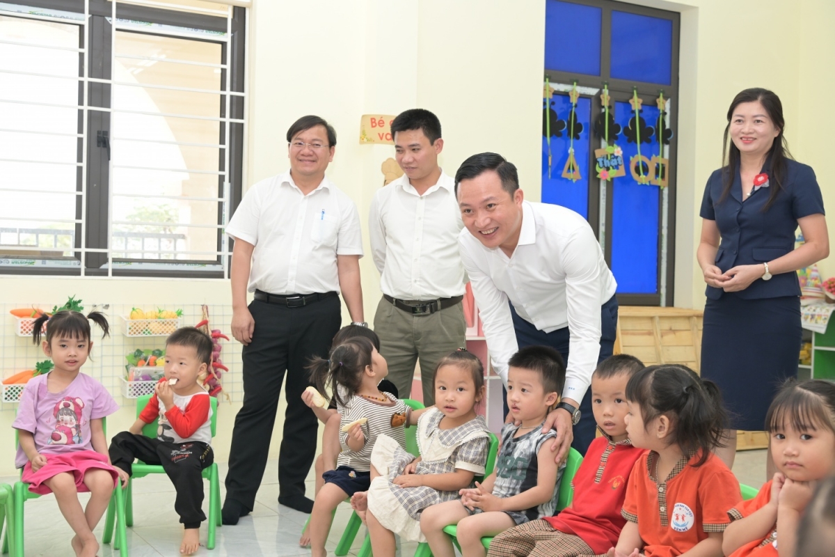 Niềm vui rạng ngời trên gương mặt thầy và trò Trường Mầm non thôn Yến Đô khi lớp học mới được đưa vào sử dụng