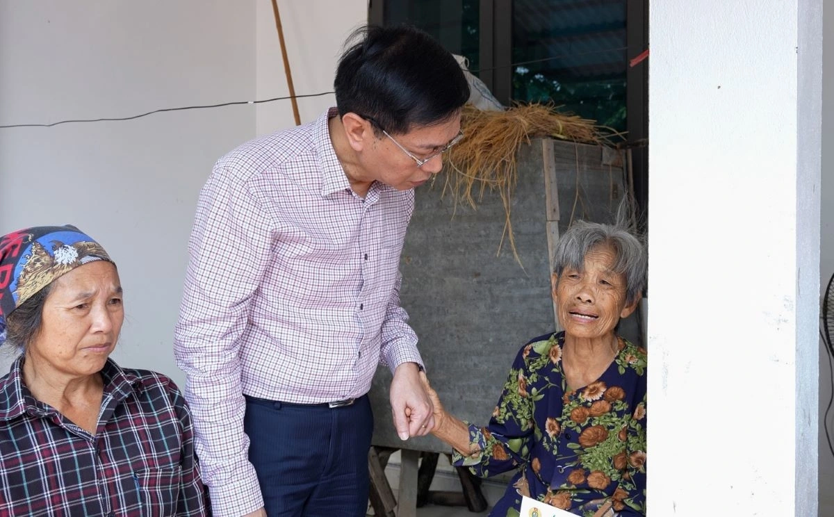Đồng chí Trần Quang Dũng thăm hỏi, động viên bà con tại phường Đa Mai, tỉnh Bắc Ninh