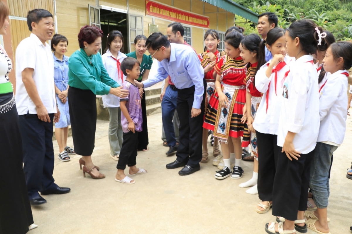 Lãnh đạo Petrovietnam thăm hỏi điều kiện sinh hoạt, học tập của học sinh nội trú Trường Trung học cơ sở Chiềng Đông