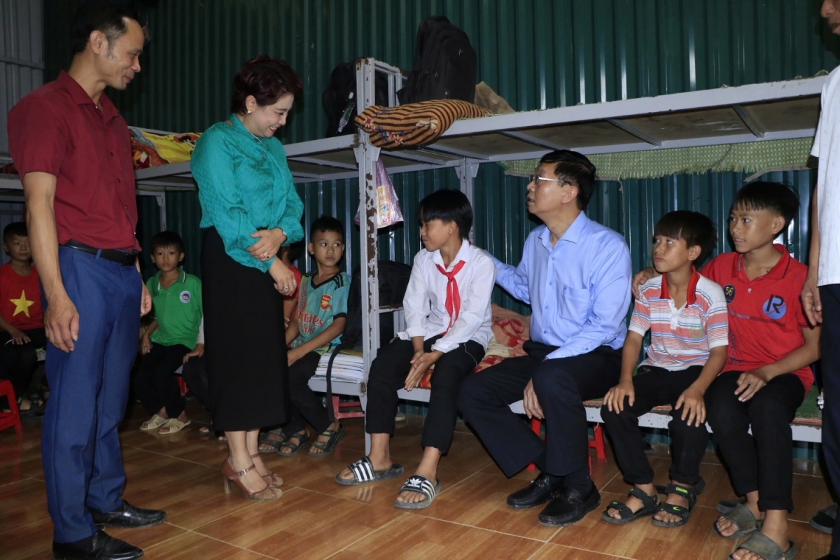 Lãnh đạo Petrovietnam thăm hỏi điều kiện sinh hoạt, học tập của học sinh nội trú Trường Trung học cơ sở Chiềng Đông