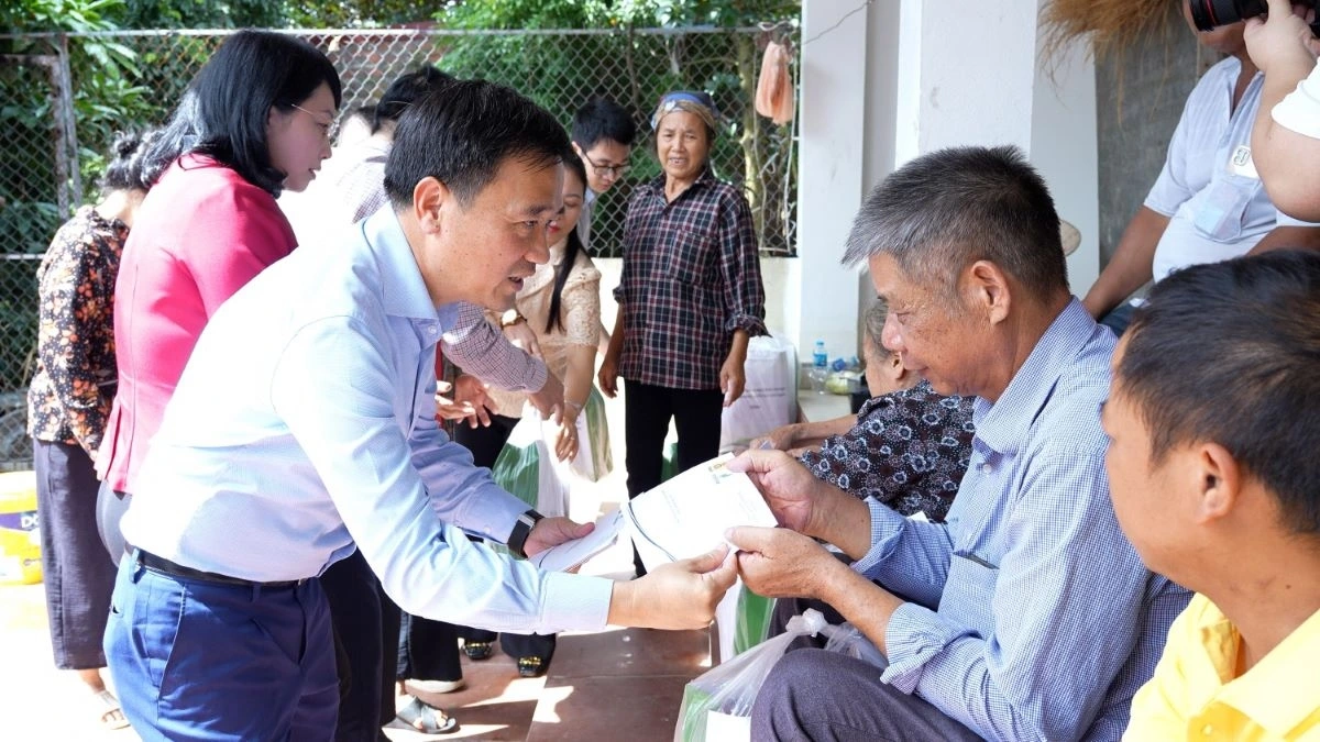 Đồng chí Vũ Anh Tuấn trao những phần quà hỗ trợ cho đồng bào phường Đa Mai, tỉnh Bắc Ninh
