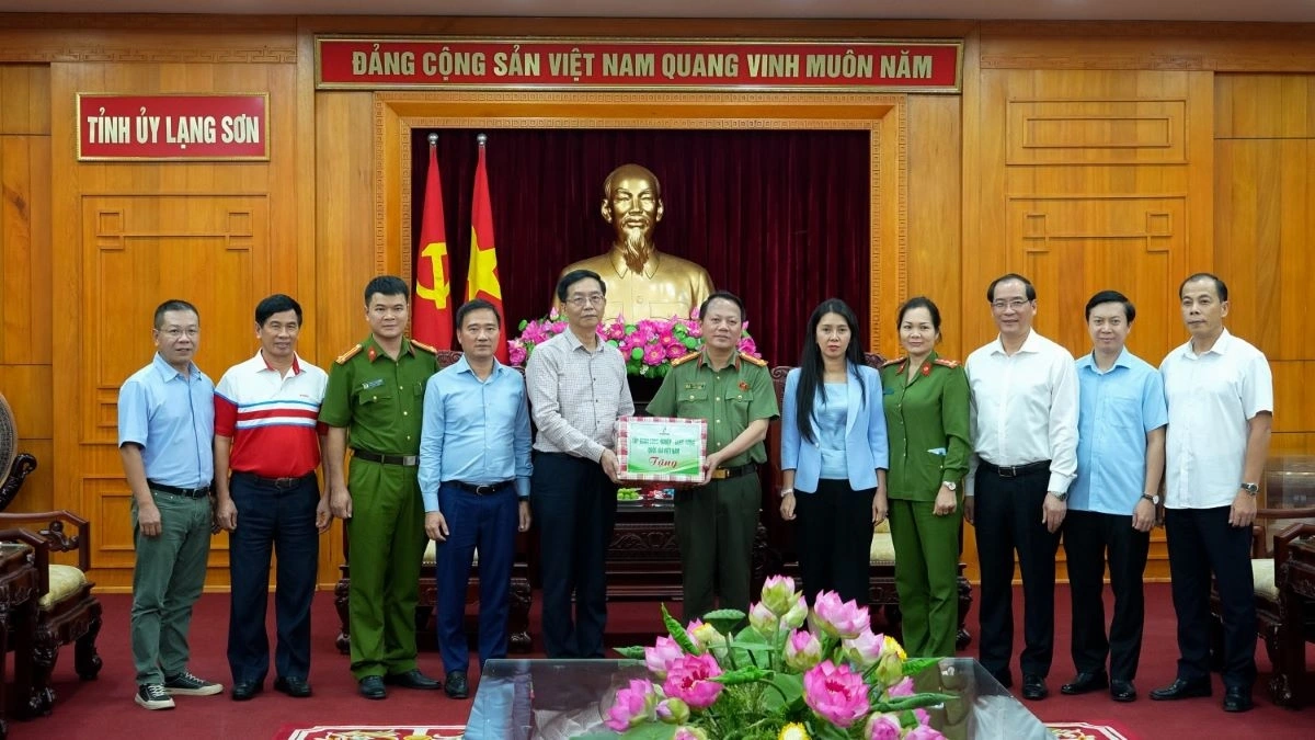 Bên cạnh đó, Petrovietnam đã hỗ trợ khoảng 25.000 quyển vở cho học sinh trên địa bàn tỉnh Lạng Sơn