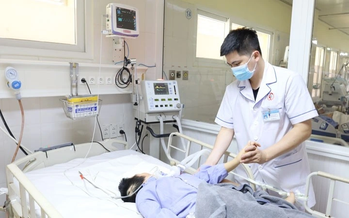 Hàng ngày nhân viên y tế vẫn cần mẫn chăm sóc từ việc nhỏ nhất