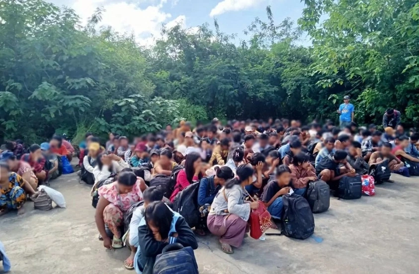 Người Myanmar nhập cư trái phép bị bắt giữ. Ảnh: Bangkok Post