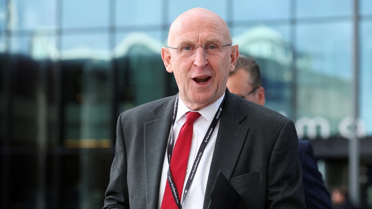 Bộ trưởng Quốc phòng Anh John Healey (Ảnh: Reuters).