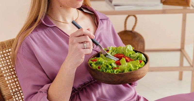 Ăn khuya thường đi kèm với thói quen ăn quá nhiều và chọn thực phẩm kém lành mạnh, dẫn đến tăng cân theo thời gian
