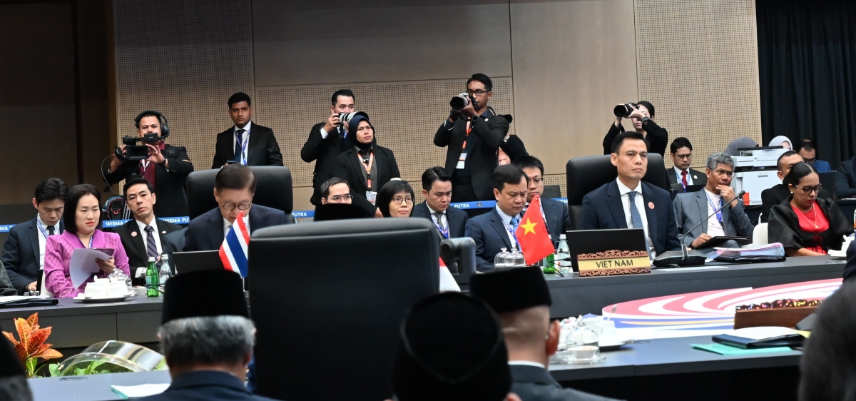 Thứ trưởng Ngoại giao Đặng Hoàng Giang, Trưởng SOM ASEAN-Việt Nam, dẫn đầu đoàn Việt Nam tham dự chuỗi hội nghị theo ủy quyền của Bộ trưởng Ngoại giao Lê Hoài Trung