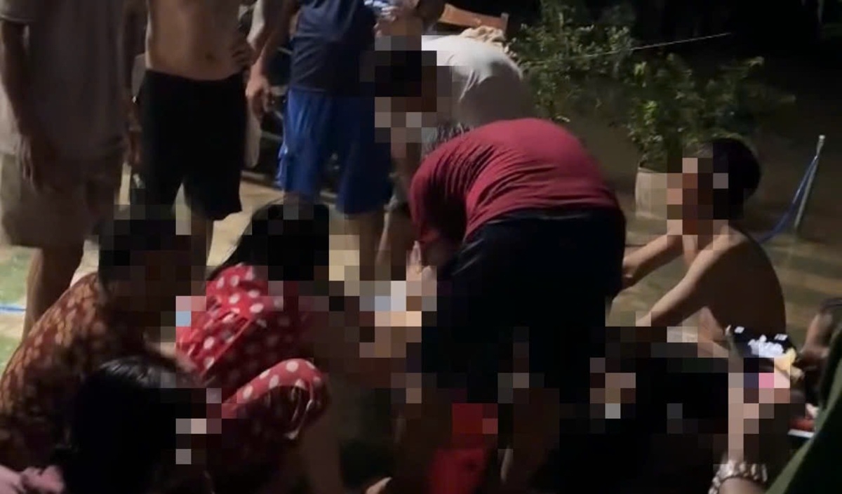 Thi thể bé gái được người dân vớt lên. Ảnh: B.H