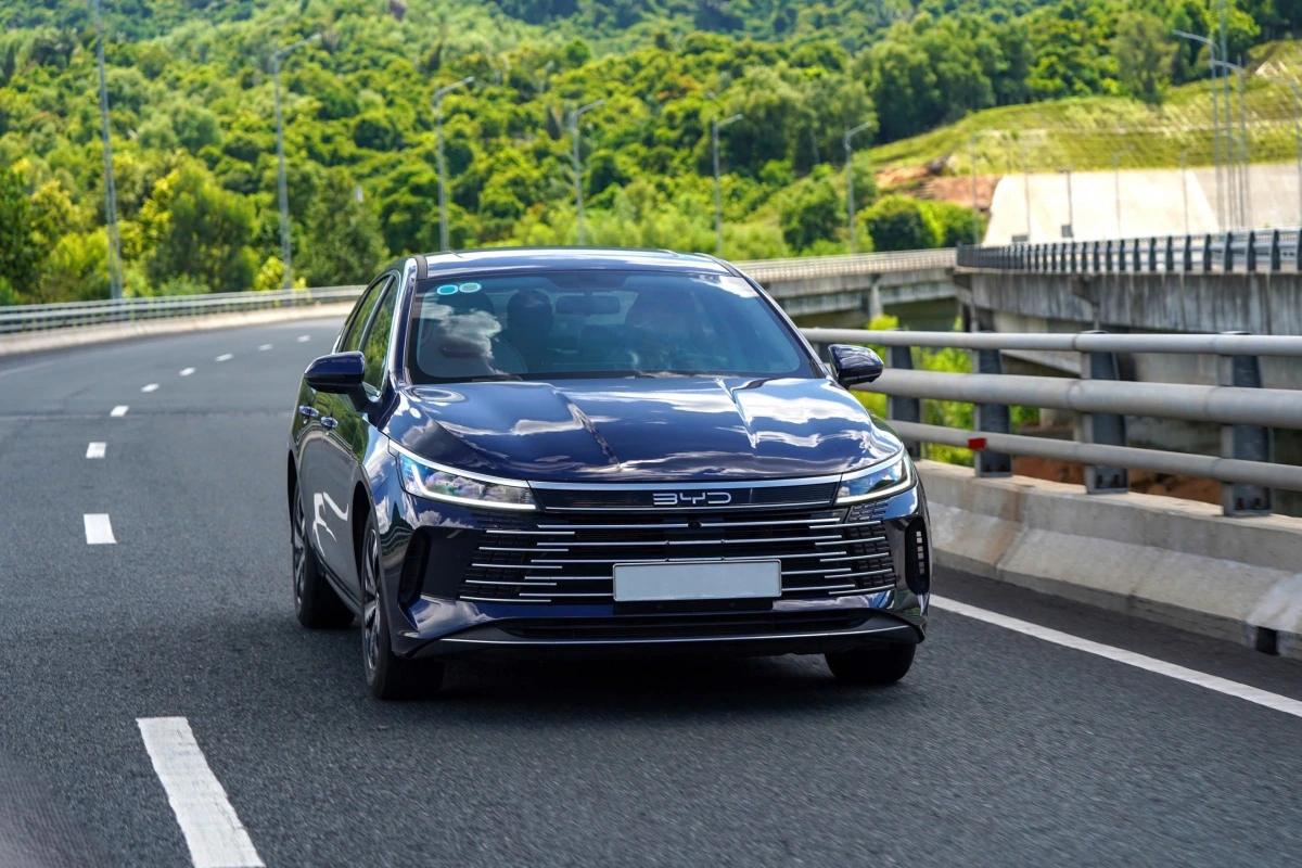 BYD SEAL 5 - mẫu sedan đầu tiên trong phân khúc tại Việt Nam có công nghệ PHEV.