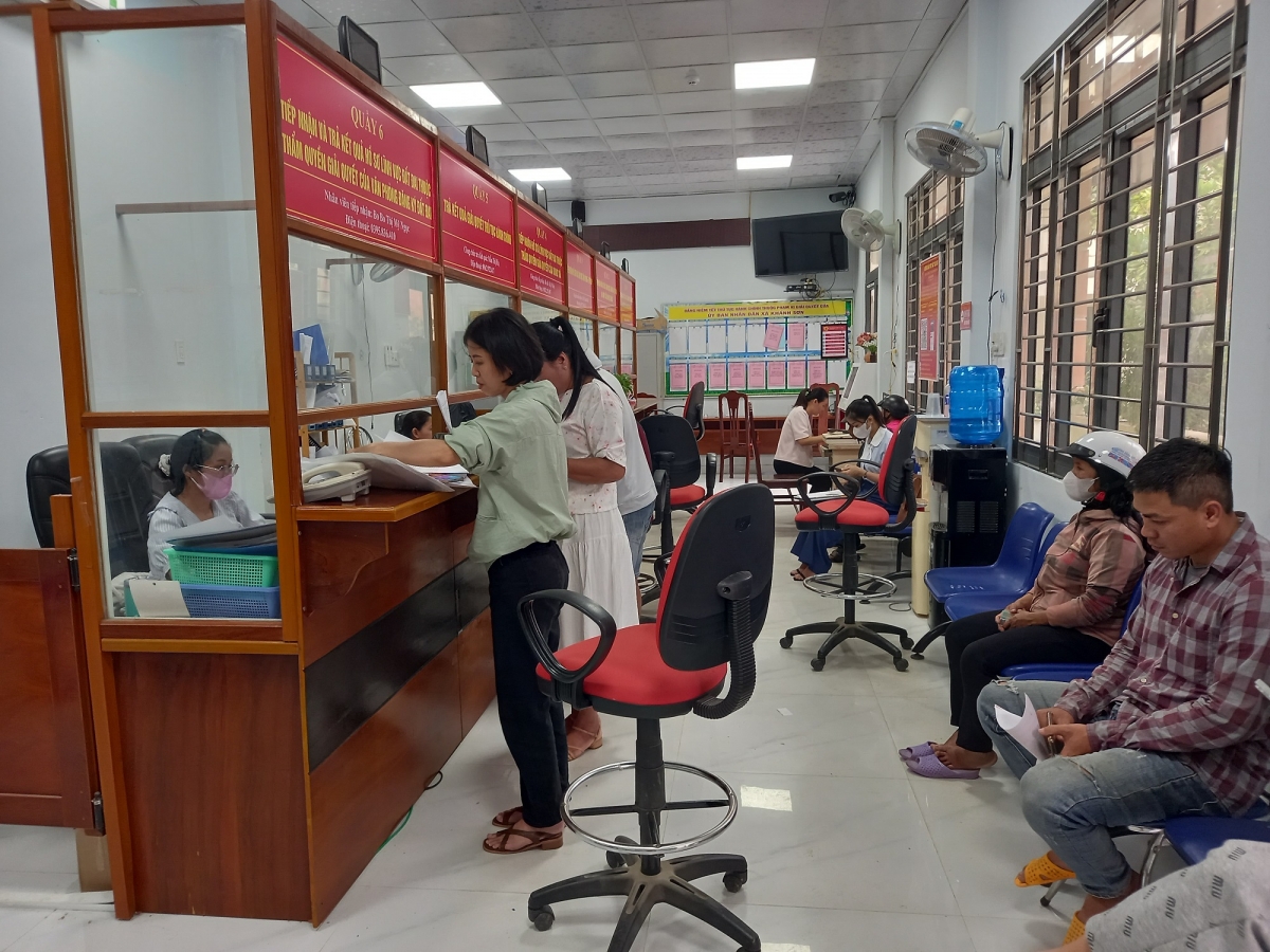 Người dân chờ làm thủ tục hành chính tại xã miền núi Khánh Sơn, tỉnh Khánh Hòa
