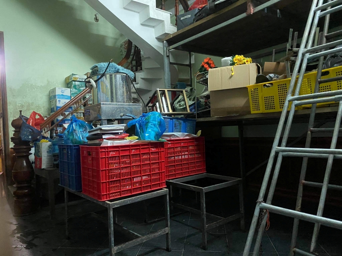 Bà con kê cao đồ đạc, tài sản ứng phó với mưa lũ kéo dài