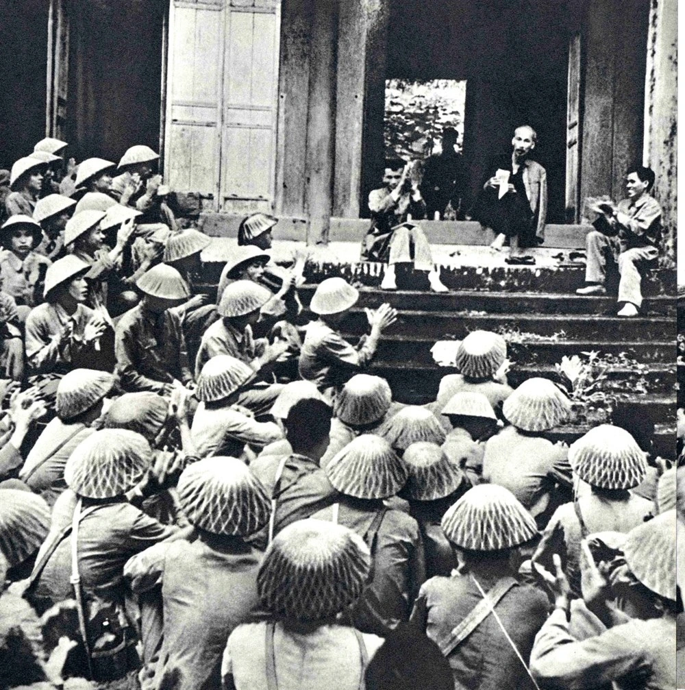 Bác Hồ nói chuyện với cán bộ, chiến sĩ Đại đoàn 308 - Quân Tiên Phong ngày 19/9/1954 tại Đền Hùng. (Ảnh: Tư liệu)