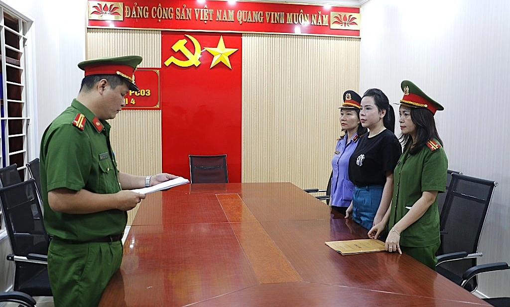 Công an tỉnh Nghệ An đọc lệnh khởi tố vụ án, khởi tố bị can và bắt tạm giam đối với Phùng Thị Thu Hiền (Ảnh: Phạm Thủy)