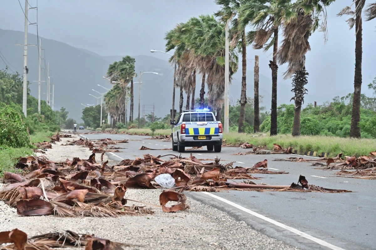 Ông Holness cho biết "hành lang tác động" sẽ nằm ở phía tây nam của hòn đảo, bao gồm Saint Elizabeth, một phần Manchester và một phần Westmoreland, trước khi hướng đến phía tây bắc của hòn đảo. Trong ảnh: Xe cảnh sát làm nhiệm vụ trên đường ở Kingston, Jamaica. Nguồn ảnh: EPA.