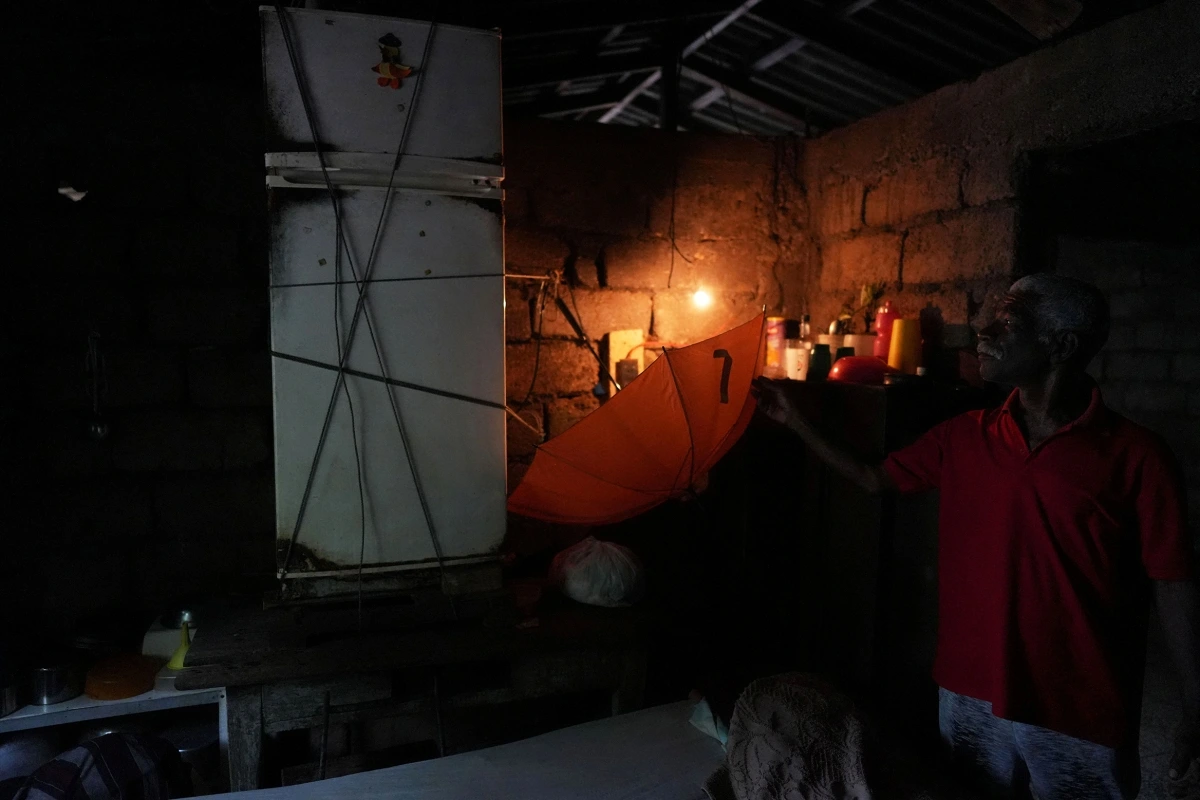 Cơ quan khí tượng cho biết siêu bão Melissa sẽ đổ bộ Cuba vào tối 28/10, rạng sáng 29/10 (theo giờ địa phương), với sức gió mạnh cấp 4 (lên đến 230 km/giờ) kèm sóng cao đến 3m. Trong ảnh: Người dân Cuba chuẩn bị đón bão. Nguồn ảnh: Reuters.