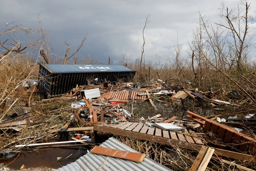Bão Melissa đổ bộ vào Black River, Jamaica. Ảnh: Reuters