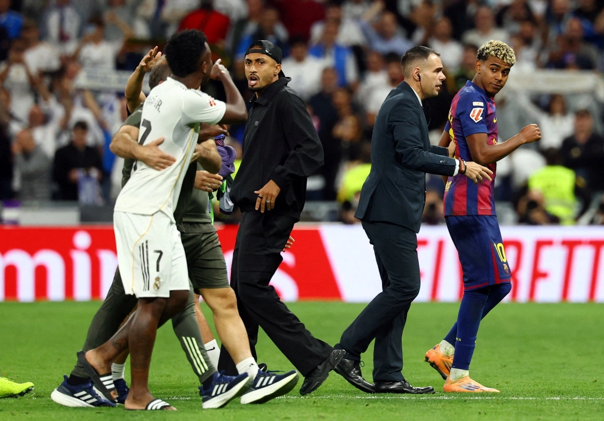 Lamine Yamal gạ Vinicius ra ngoài nói chuyện riêng (Ảnh: Reuters).