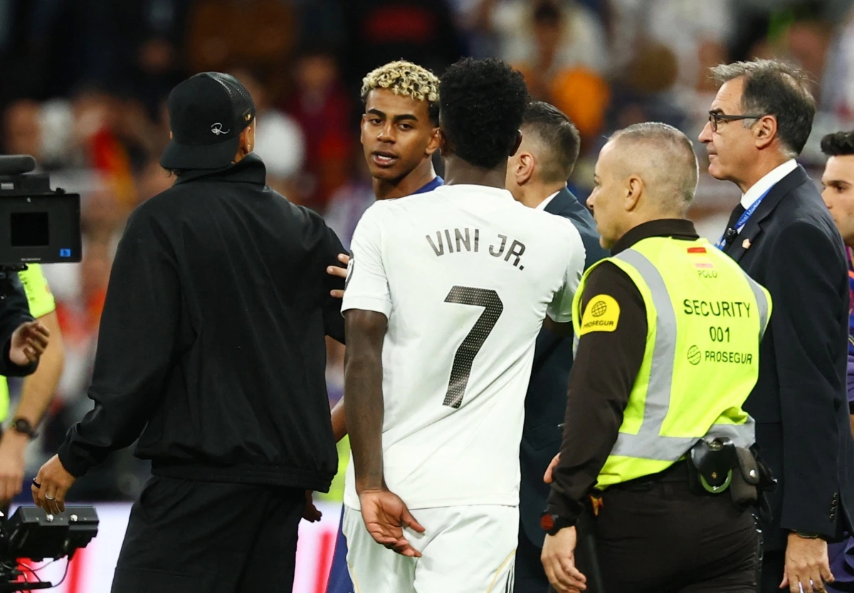 Lamine Yamal gạ Vinicius ra ngoài nói chuyện riêng (Ảnh: Reuters).