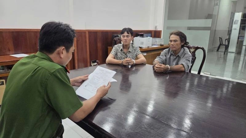 Bình và con trai tại cơ quan Công an.