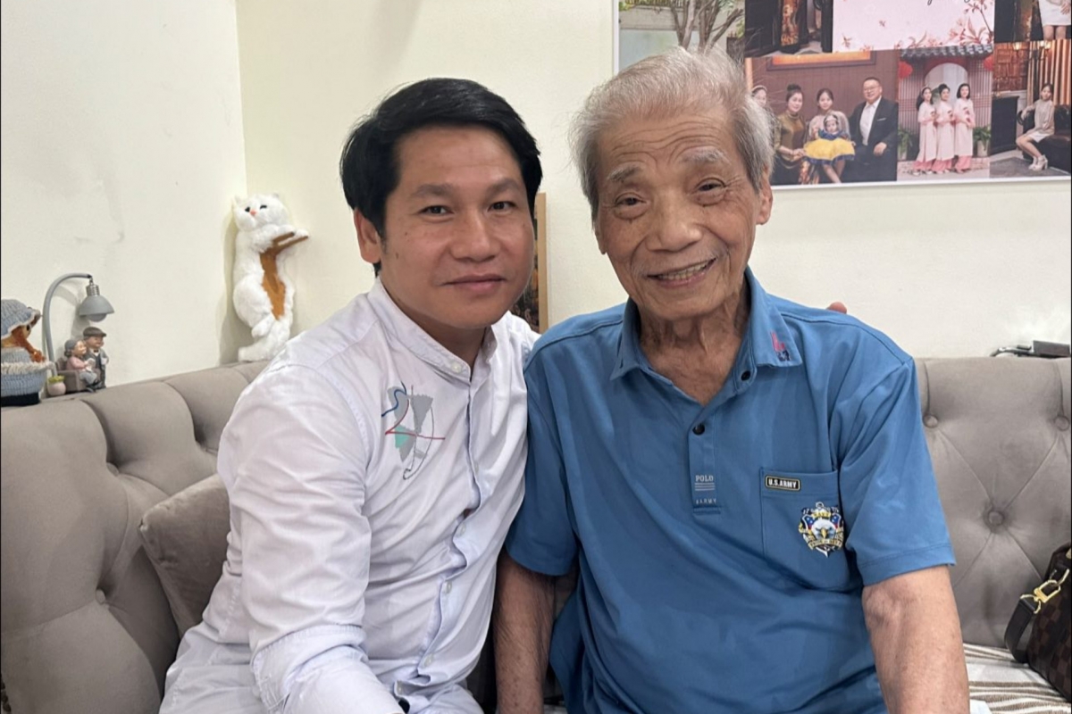 Ca sĩ Trọng Tấn đăng ảnh qua thăm thầy - NSND Trần Hiếu. Sau bạo bệnh, ông trông khỏe khoắn, tươi tỉnh. "Chàng trai U90 vẫn hồn nhiên lắm nhé. Chàng trai U50 còn chạy dài mới bằng thầy", Trọng Tấn tiết lộ.