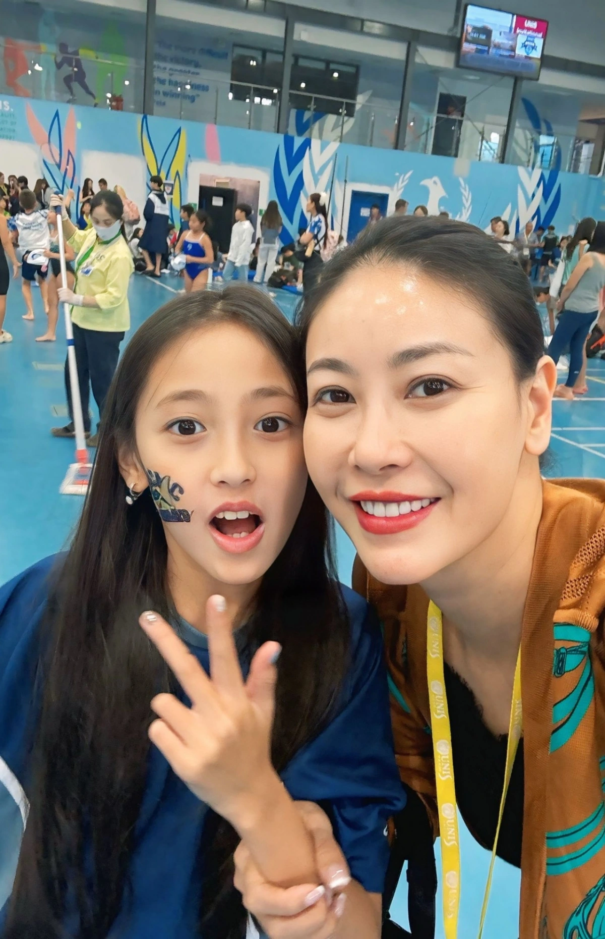 Hoa hậu Hà Kiều Anh khoe con gái giỏi giang, xinh đẹp như "bản sao" của mình. Cô mừng vì các con ở tuổi dậy thì đều tự lập, năng động.