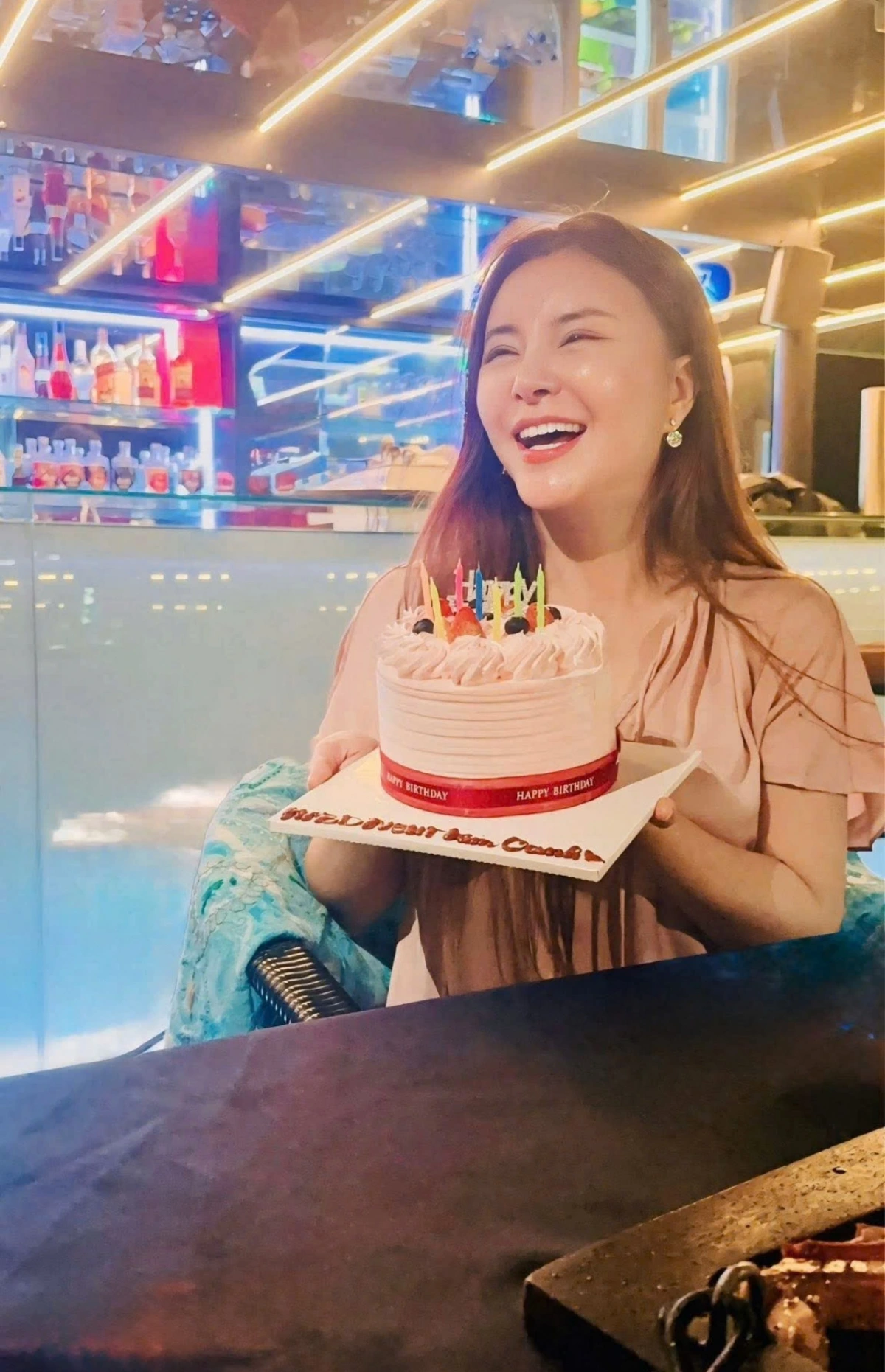 NSƯT Kim Oanh hạnh phúc đón sinh nhật với diện mạo và cuộc sống mới.