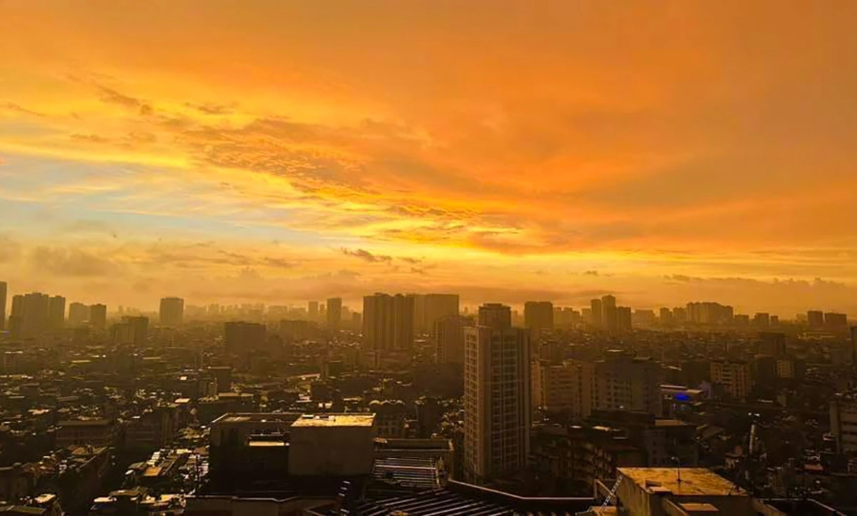 Anh Nguyễn Văn Dương (Định Công, Hà Nội) chia sẻ: "Vào khoảng 5h15 sáng nay, khi vừa mở cửa sổ ra trông thấy bầu trời phủ một lớp ánh vàng rực rỡ, xa xa là cầu vồng kép. 