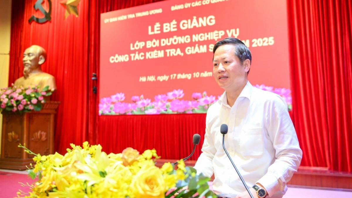 Phó Chủ nhiệm Ủy ban Kiểm tra Trung ương Đoàn Anh Dũng phát biểu tại lễ bế giảng.