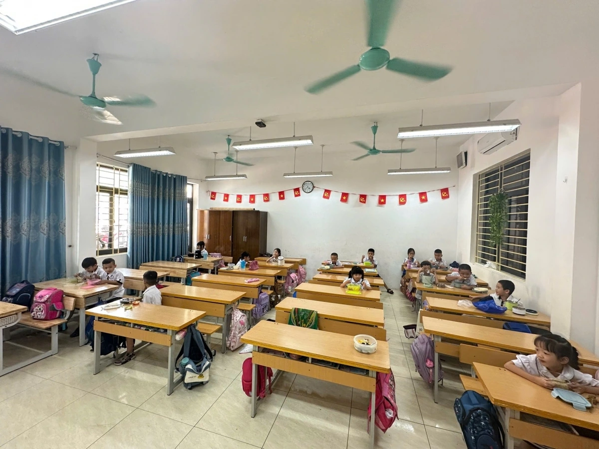 Học sinh mang theo cơm ăn bán trú trưa ngày 20/10. Ảnh: PHCC