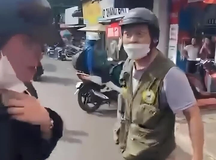 Người đàn ông vừa đánh người vừa hỏi: "Mày biết tao là ai không?".