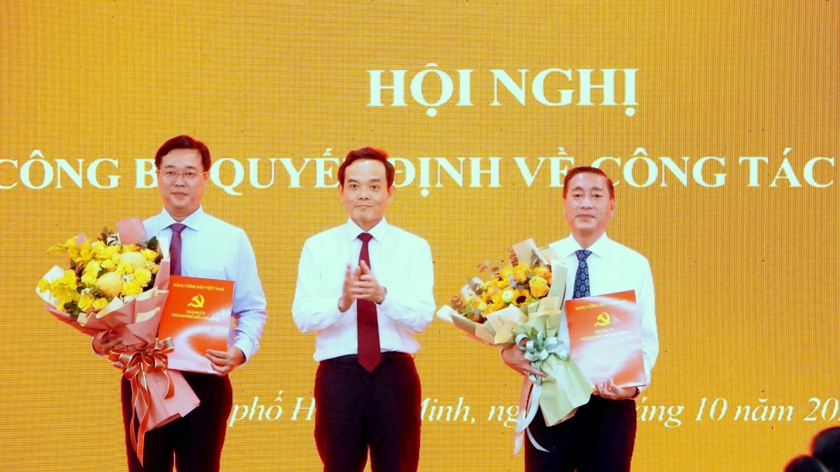 Bí thư Thành ủy Trần Lưu Quang chúc mừng ông Lê Quốc Phong (trái) (ảnh L.V)