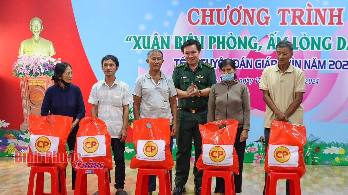 Thượng tá Nguyễn Anh Đức tặng quà cho người dân vùng biên khó khăn 