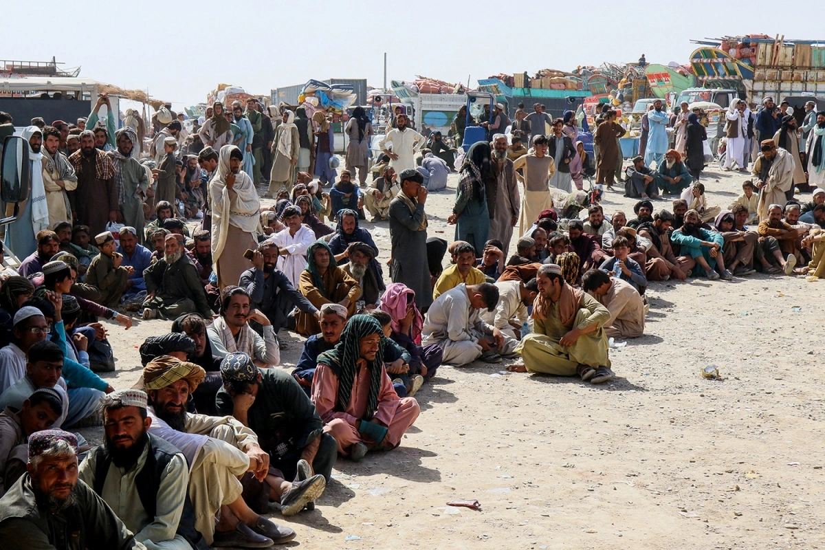 Người Afghanistan xếp hàng chờ đăng ký để trở về nước, sau khi Pakistan đóng các cửa khẩu thương mại với Afghanistan do xảy ra đấu súng giữa lực lượng hai nước, tại cửa khẩu Chaman, tỉnh Balochistan, Pakistan, ngày 18/10/2025. Ảnh: Reuters