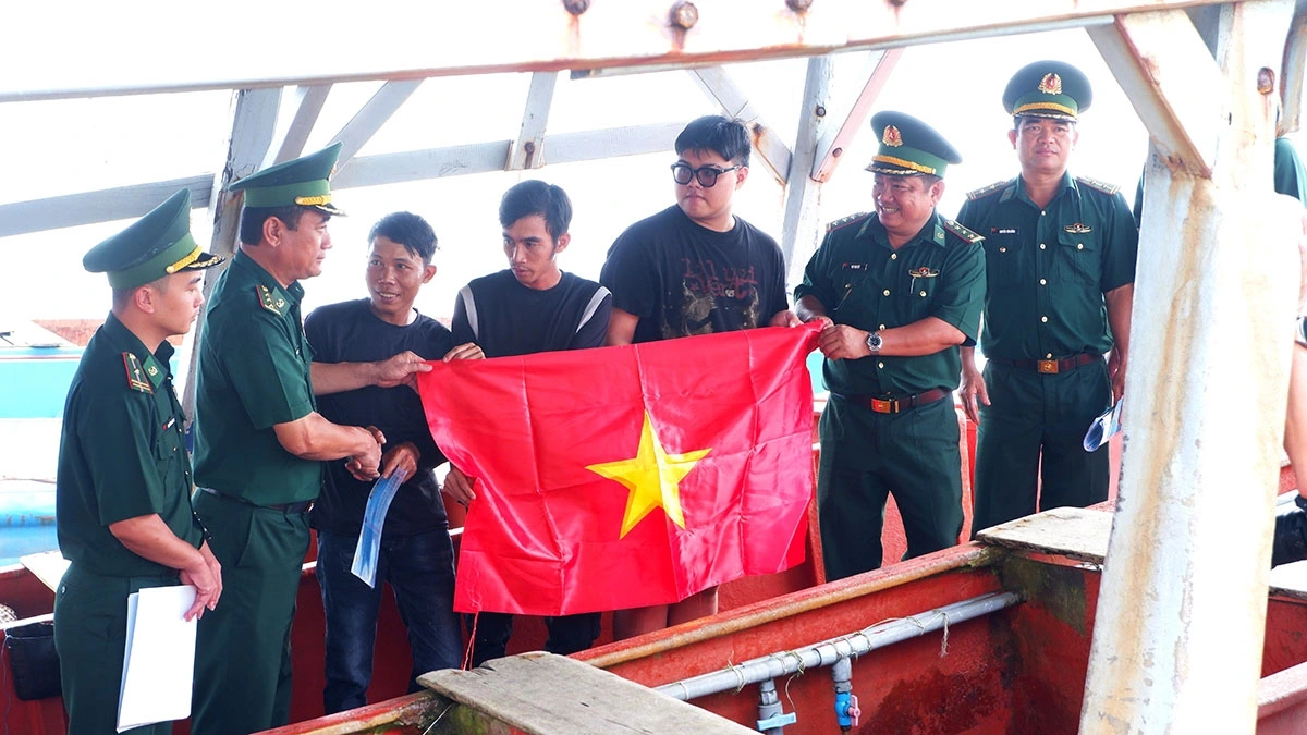 Đồn Biên phòng Tây Yên, Bộ đội Biên phòng tỉnh An Giang tặng cờ cho ngư dân