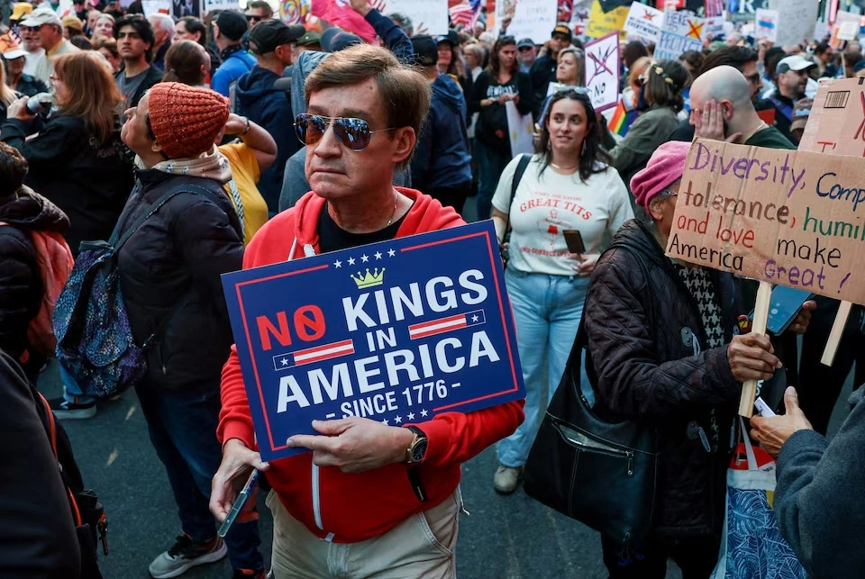 Người dân tham gia cuộc biểu tình “No Kings” phản đối các chính sách của Tổng thống Donald Trump tại Quảng trường Thời Đại, thành phố New York, Mỹ, ngày 18/10/2025. Ảnh: Reuters