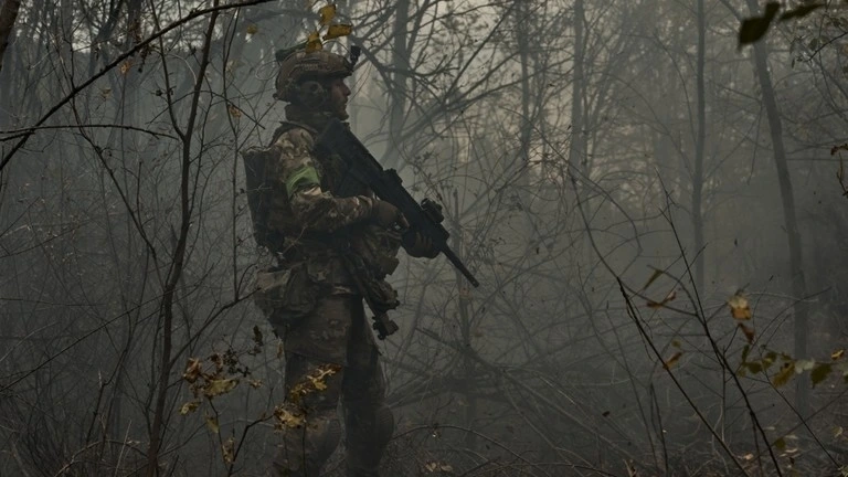 Binh sỹ Ukraine đứng gần chiến tuyến Nga. Ảnh: Getty