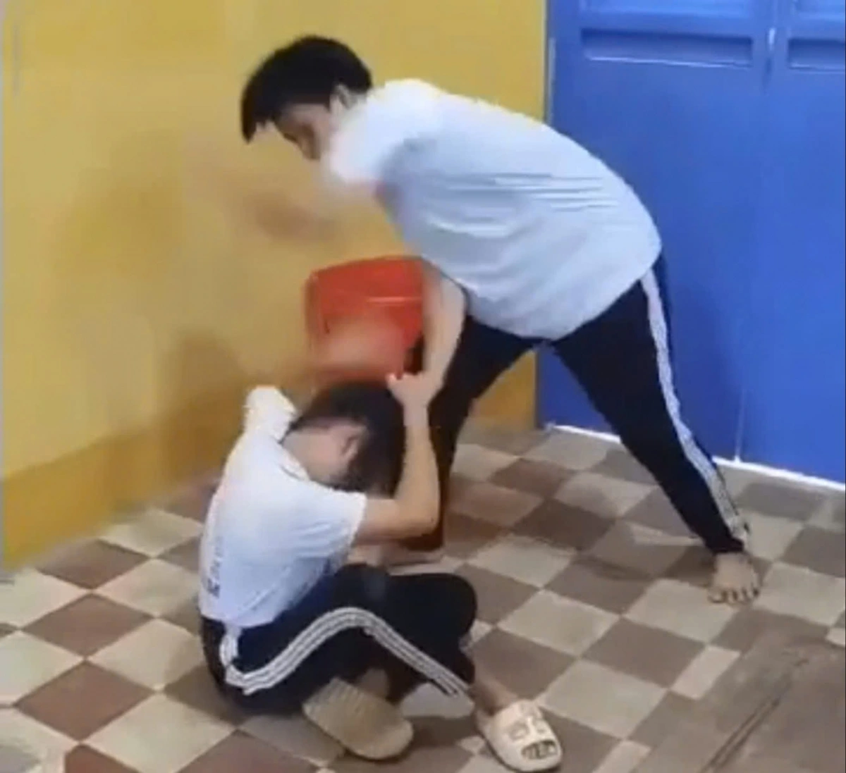 Cảnh ban đầu, 1 nam sinh đánh nữ sinh trong lớp học - Ảnh cắt từ clip