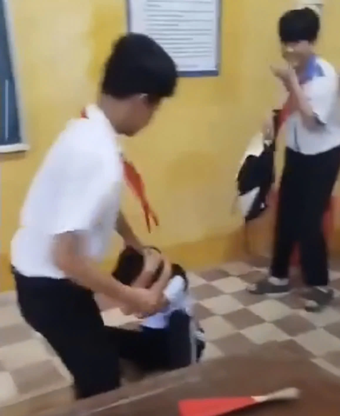 Cảnh 2 nam sinh đánh 1 nữ sinh ngay trong lớp học - Ảnh cắt từ clip