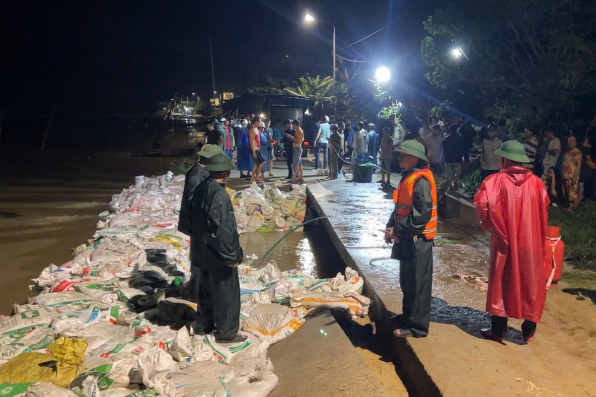 Sư đoàn 315 và nhân dân xuyên đêm khắc phục các điểm sạt lở. (Ảnh: Quân khu 5)