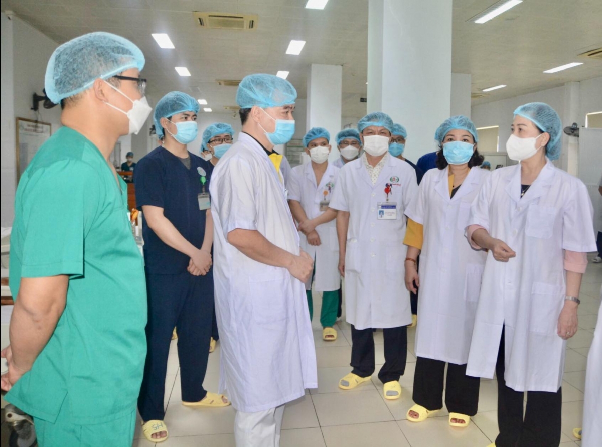 Bộ trưởng Bộ Y tế Đào Hồng Lan nhấn mạnh nhân viên y tế phải được bảo vệ trong mọi hoàn cảnh